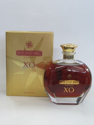 l'image d'un flacon de parfum posé à côté d'une boîte