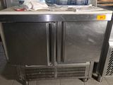 congélateur à double porte en acier inoxydable dans une cuisine professionnelle dotée d'un sol carrelé