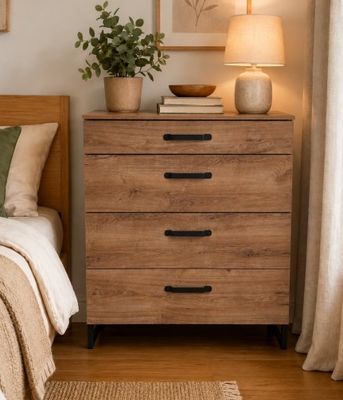 une chambre avec un lit et une table de chevet sur laquelle se trouve une plante