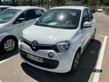 deux petites voitures garées l'une à côté de l'autre sur un parking