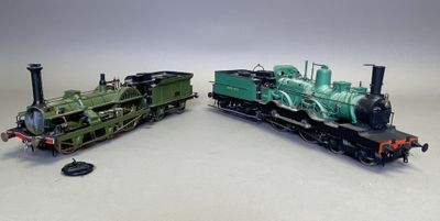 deux petits trains assis l'un à côté de l'autre sur une surface blanche
