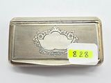 une petite boîte en argent sur laquelle est accrochée une étiquette de prix