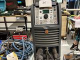une machine posée sur une table dans une pièce