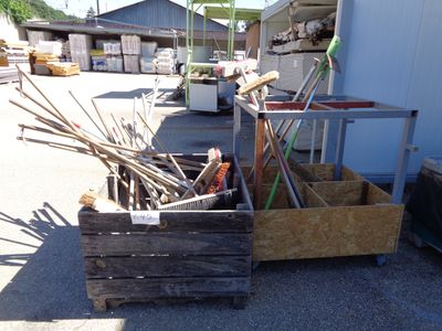 une boîte en bois contenant un tas de bâtonnets