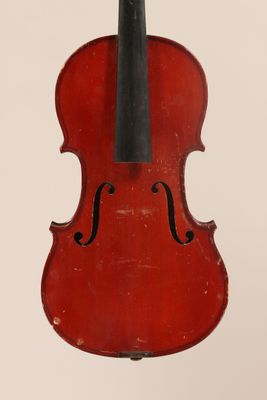 un vieux violon rouge auquel est accroché, sur le dos, un archet noir