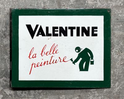 a sign on the wall that says valentine la belle peiure