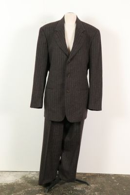 une image d'un costume sur un mannequin