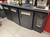 un comptoir sur lequel sont posés une machine à café et un ordinateur portable
