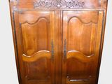 l'image d'une armoire en bois surmontée de deux portes