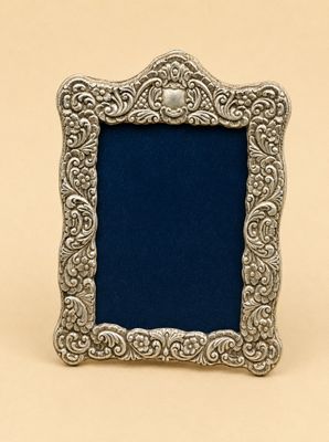 cadre photo plaqué argent avec fond en velours bleu