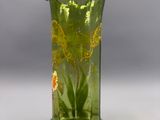 un vase en verre vert orné d'un motif floral