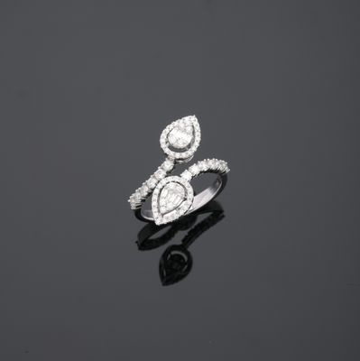 une paire de bagues en diamant et en or blanc
