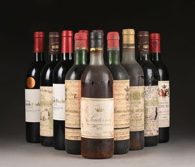 plusieurs bouteilles de vin sont alignées sur une table