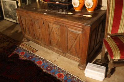 Coffre en bois naturel mouluré et sculpté de losanges ou poi… - Photo 1