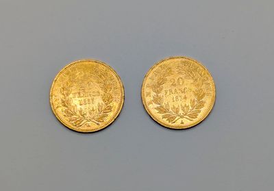 deux pièces d'or posées sur une surface grise