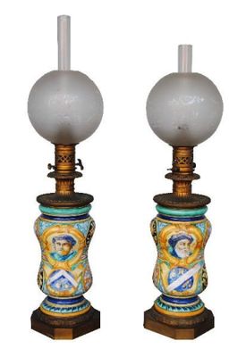 une paire de lampes anciennes ornées de motifs décoratifs sur fond blanc