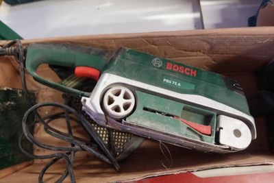 une boîte contenant un outil électrique vert et rouge