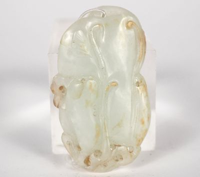 Chine, période Jiaqing Pendentif en jade céladon légèrement …