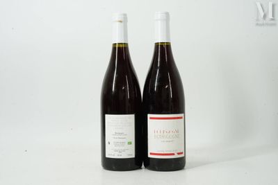 deux bouteilles de vin posées l'une à côté de l'autre sur une table