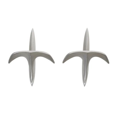 une paire de boucles d'oreilles en forme d'étoiles de mer plaquées argent sur fond blanc