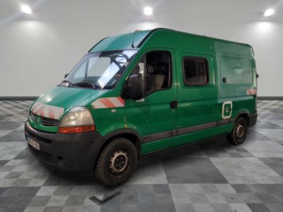 une camionnette verte garée sur un sol à damier