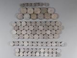 une pile de pièces de monnaie posée sur une table blanche
