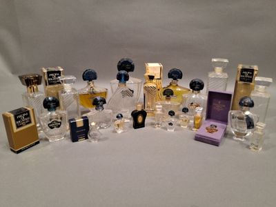 beaucoup de flacons de parfum posés sur une table