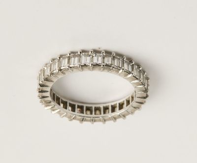 gros plan d'une bague en diamant sur une surface blanche