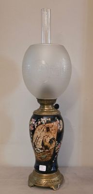 une lampe posée sur une table dans une pièce