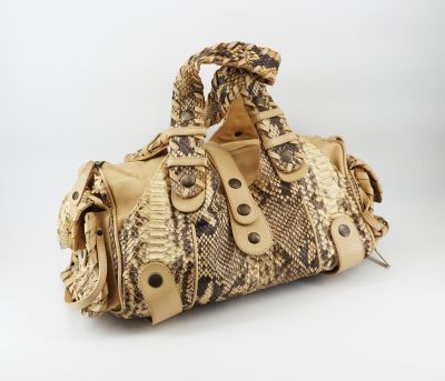 une image représentant un sac à main en peau de serpent sur fond blanc