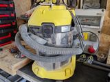 un aspirateur jaune posé sur un établi dans un garage