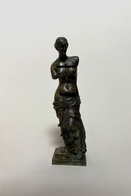 statue en bronze représentant une femme tenant un vase, sur fond blanc