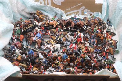 une boîte en carton remplie d'une multitude de figurines