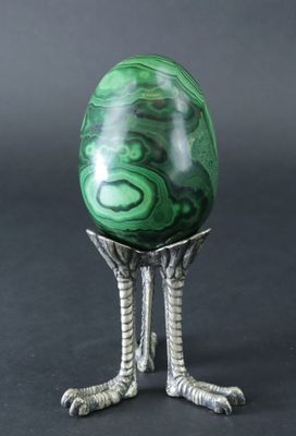 Oeuf en malachite sur piètement en métal argenté en forme de…