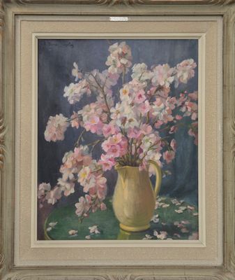 tableau représentant des fleurs roses dans un vase jaune posé sur un tissu vert