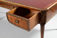 Bureau plat en placage d'acajou et marqueterie de losanges o… (photo 2)