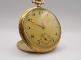 une montre de poche en or avec des chiffres romains sur le cadran