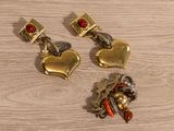 paire de boucles d'oreilles dorées en forme de cœur, ornées de pierres rouges et blanches