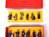 six figurines représentant des personnages, dans une boîte rouge