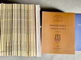 plusieurs livres sont empilés sur une table