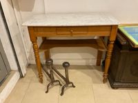 32/Une table de toilette