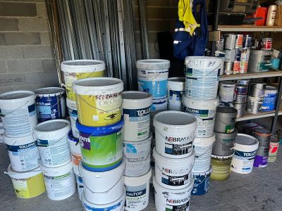 Retour de chantier comprenant environ 50 pots de peinture gr…