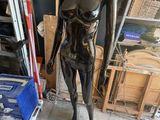un mannequin noir au milieu d'une pièce