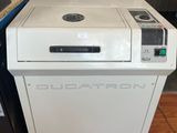 une photo d'un sèche-linge posé à même le sol