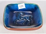 un bol bleu orné d'une image de cheval