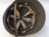 un casque qui a été laissé sur la table