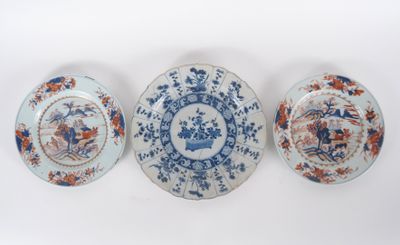 trois assiettes bleues et blanches posées sur une surface blanche