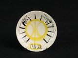 une assiette blanche ornée d'un motif jaune et noir