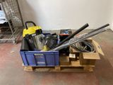 une caisse bleue contenant des outils, posée sur une palette