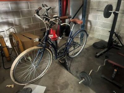 un vélo garé dans un garage à côté d'une barre à disques